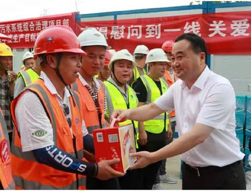 劉正仁看望慰問(wèn)岳陽(yáng)污水治理項(xiàng)目一線(xiàn)員工