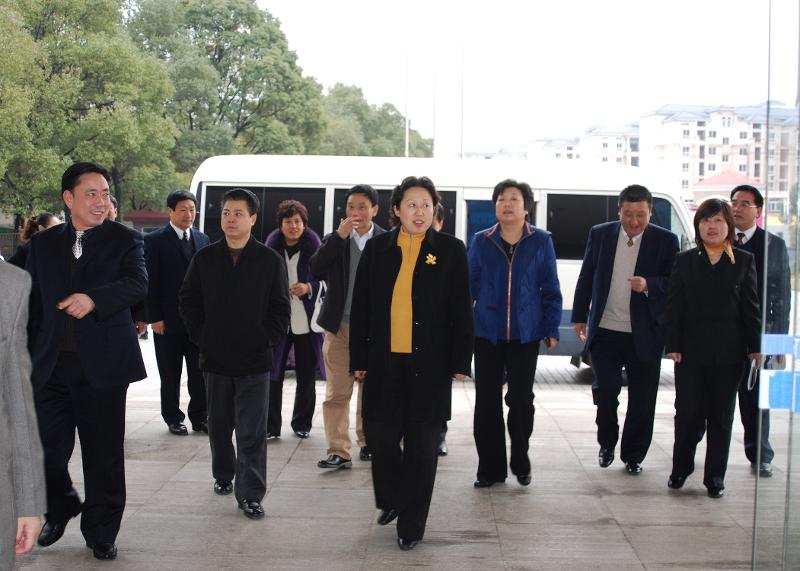 2009年2月，時任湖南省人大常委會副主任、黨組成員，省總工會主席劉蓮玉來四化建調研